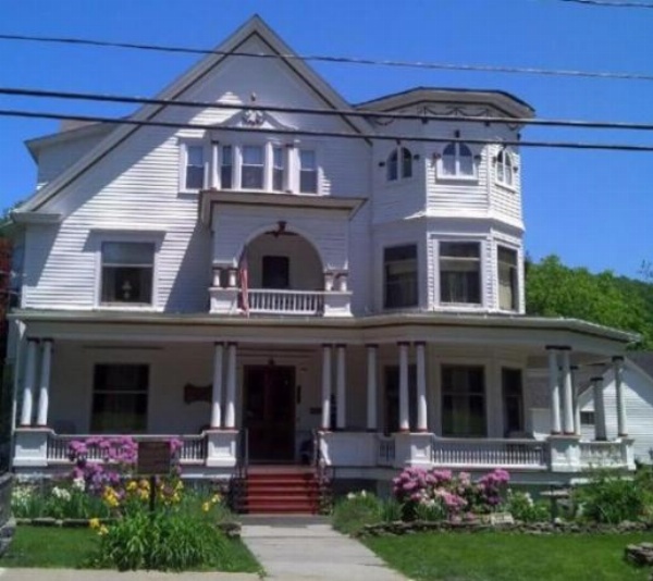 Victorian Charm Inn image 3